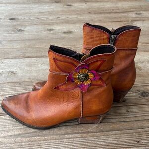 Spring Step L’artiste Tan Ankle Boots with Floral Design. 9.5. Genuine leather